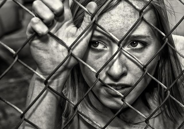 发现女囚怀孕被处死刑后怎么追责,女囚关押一年离奇怀孕