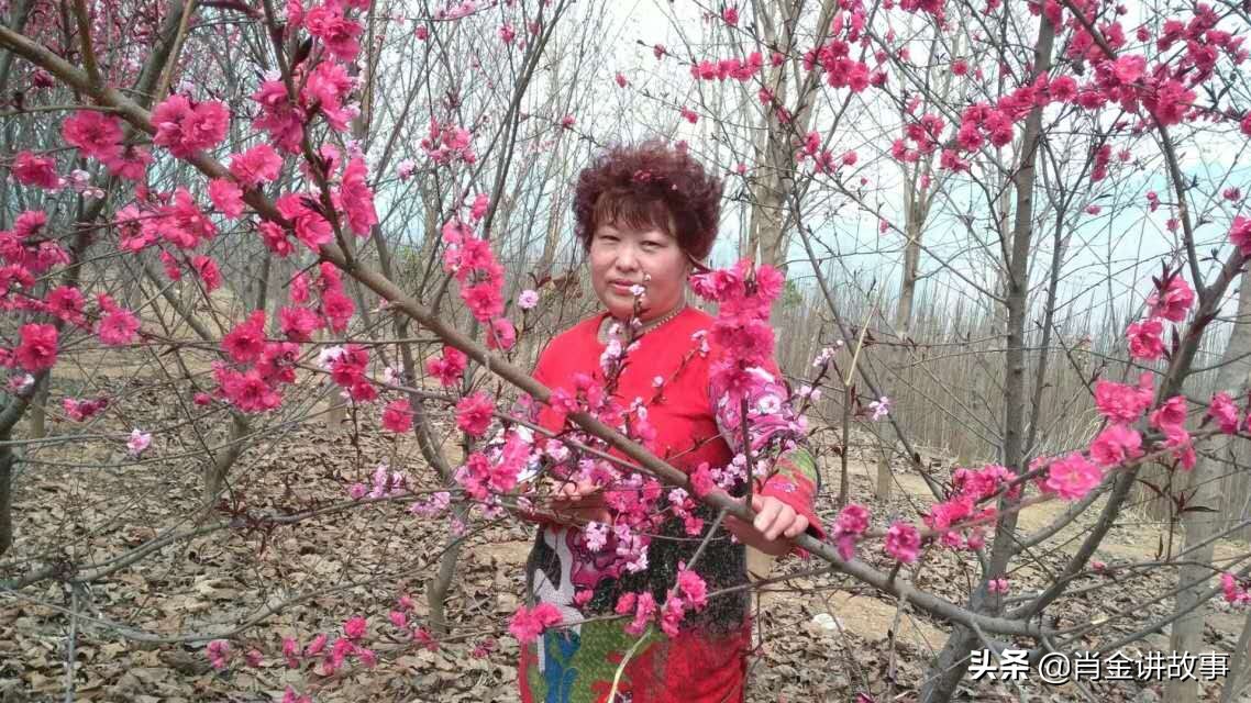 “爱心大姐”手工做100双鞋垫赠予抗疫英雄