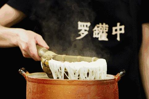 不起眼的小馆子，藏着怎么样的美味？想吃一碗米粉却还要排队