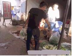 女人跟我说空调漏水了是怎么回事,女生说空调漏水是什么意思