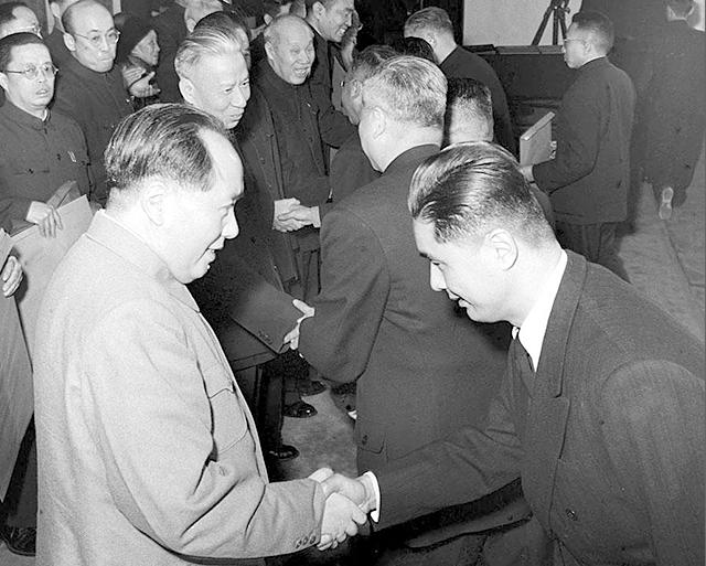 1986年，*小平邓**在京会见荣氏家族：你们就像杨家将，是有功的