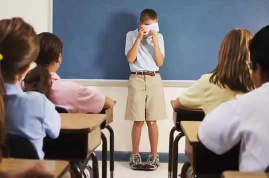 如何帮助孩子克服上台恐惧,孩子上台胆小该如何教育