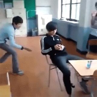 就算摔倒姿势也一定要帅,虽然哥