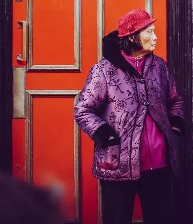 暖哭！90岁奶奶用废报纸作画，震撼数万网友：我缺的是纸吗？是手