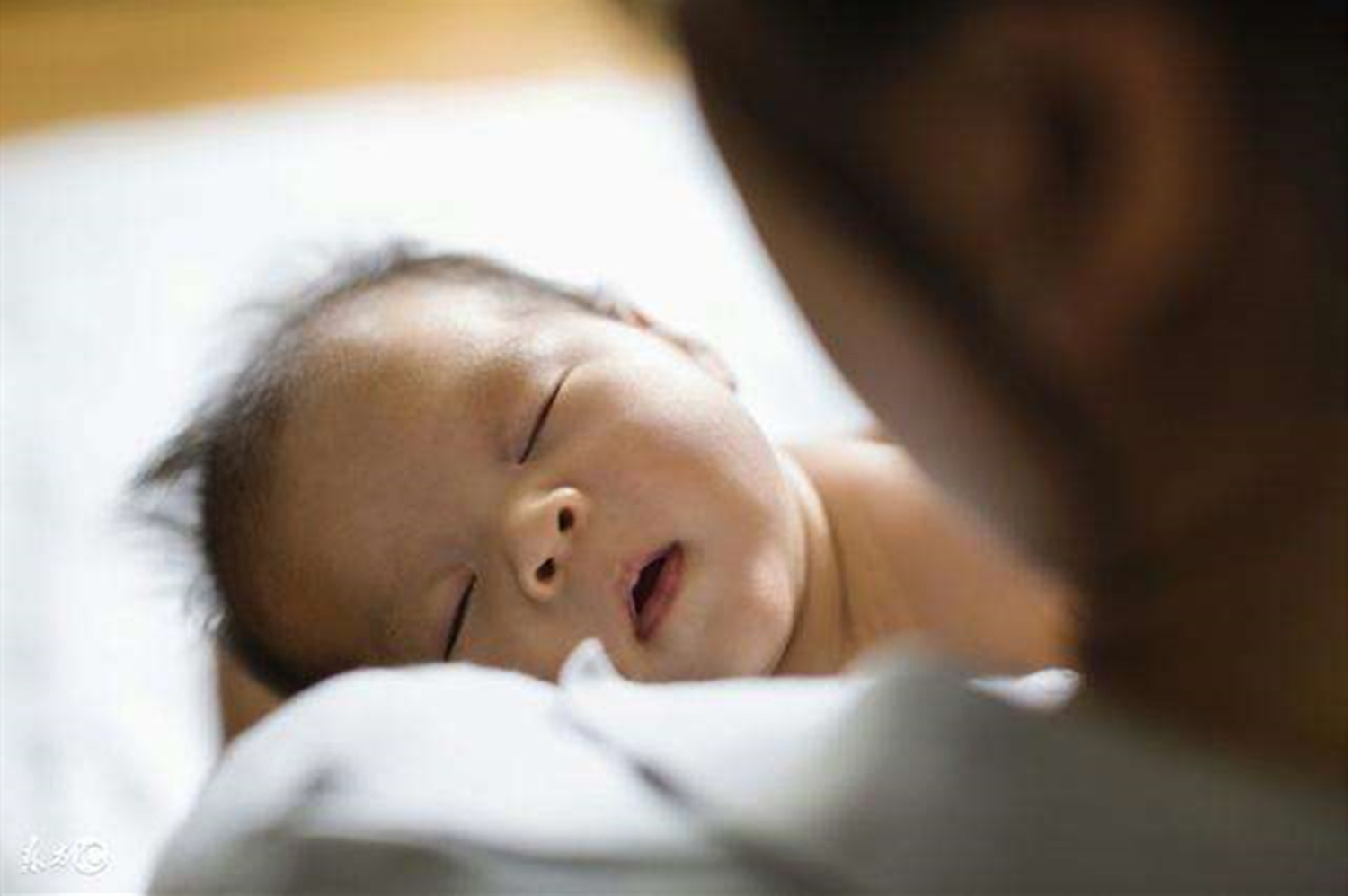 为何宝宝一吃母乳就睡，放下几分钟就醒？背后的原因有点暖心