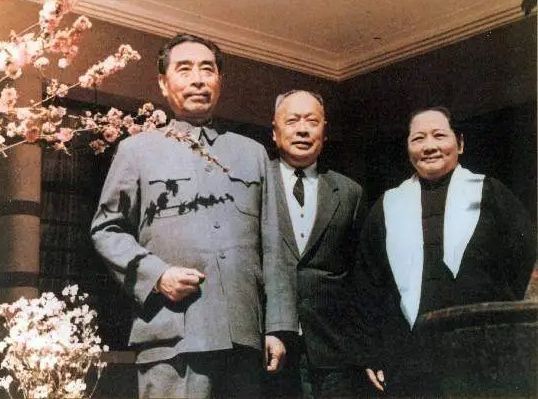 毛主席逝世追悼会上，举国致哀站立吊唁，为何有一人会坐着参加？