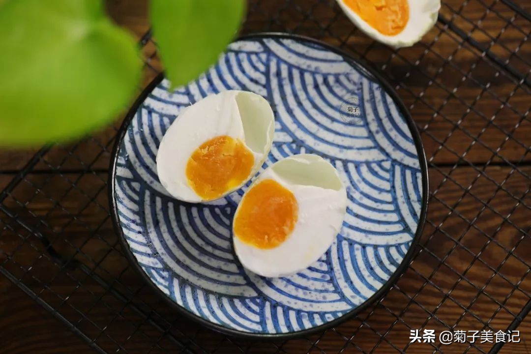 咸鸭蛋好吃又简单的腌制方法,简单腌制咸鸭蛋家常做法