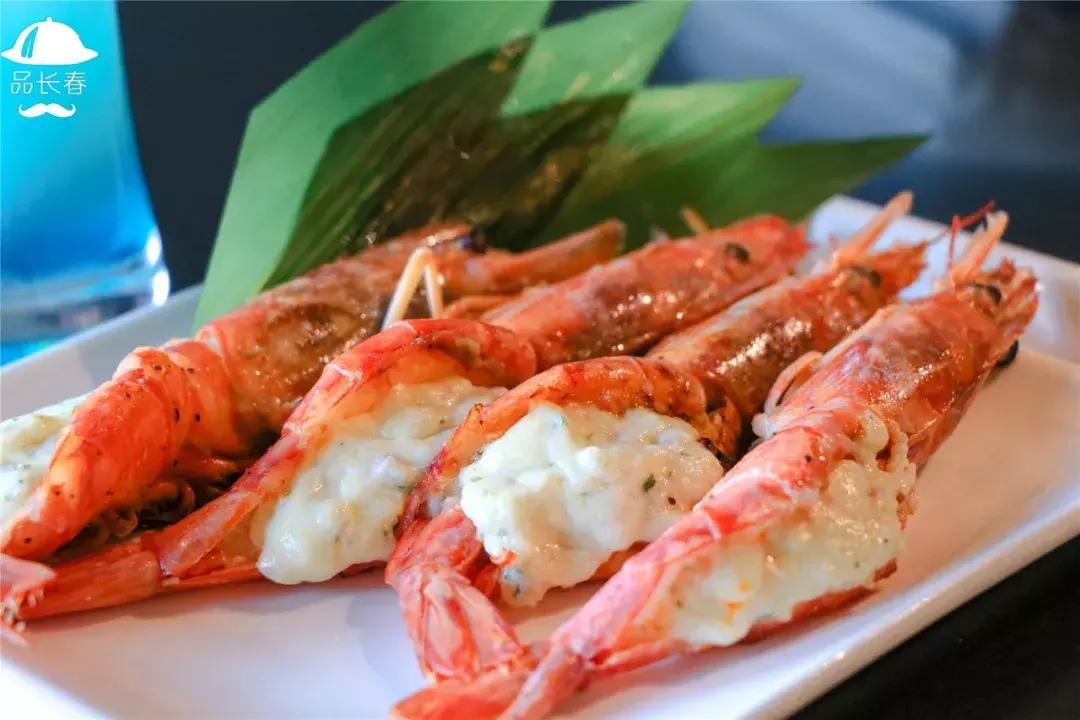 这家餐厅居然用外国大帅哥来吸引顾客
