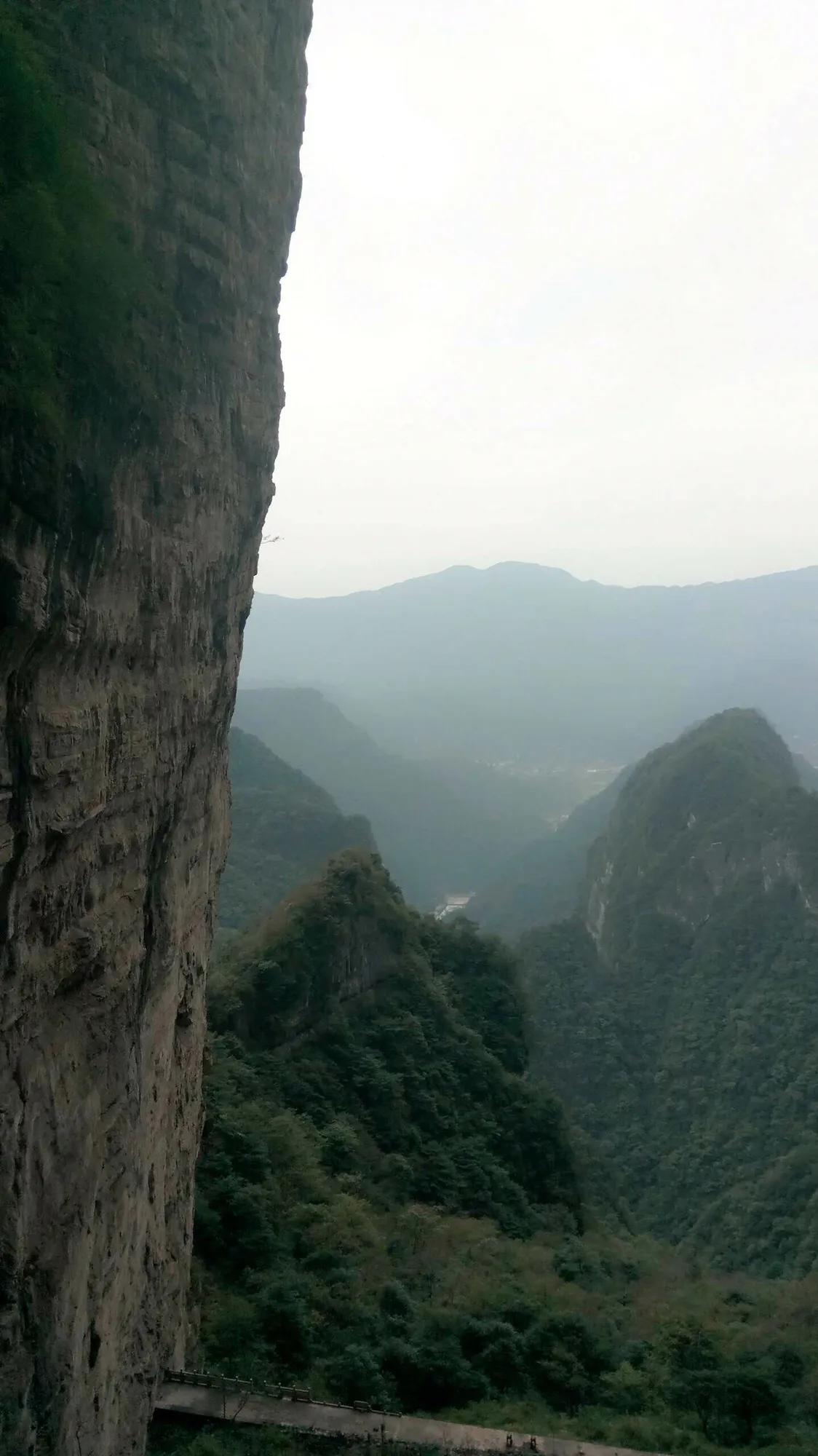张家界天门山悬崖峭壁的视频,张家界天门山山峰险峻风景秀美
