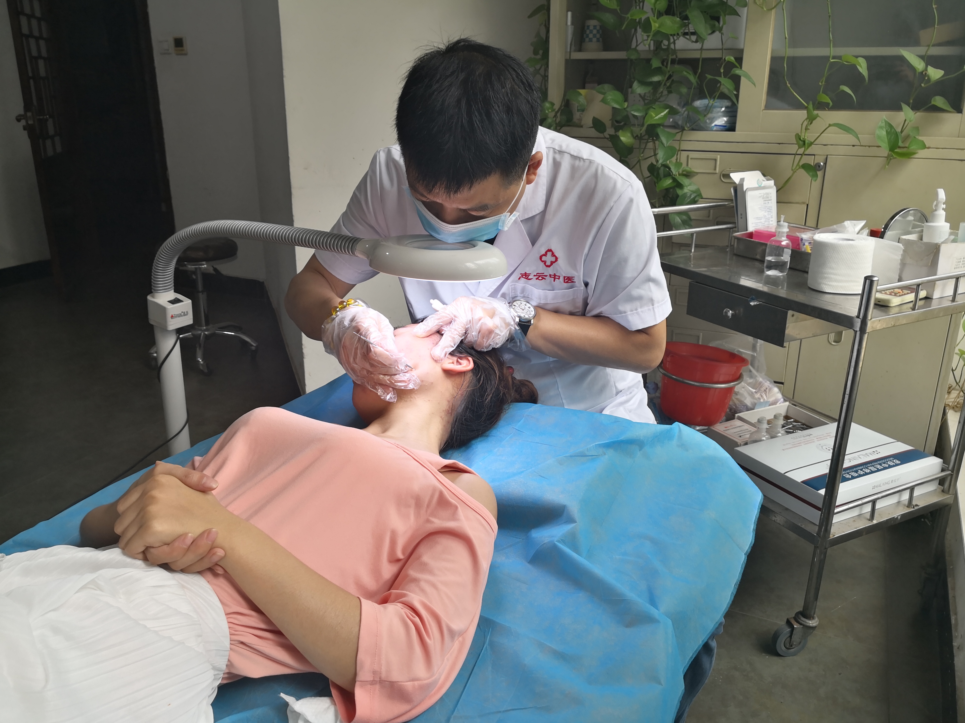 痘痘被挤出血了该怎么补救,为什么医生可以挤痘自己不可以挤