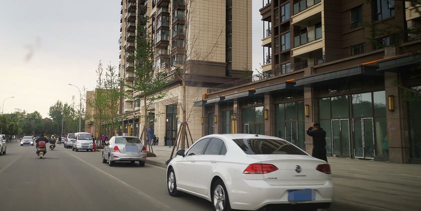 踩盘：西华大道侯家花园边上，长虹这个项目敢不敢买？