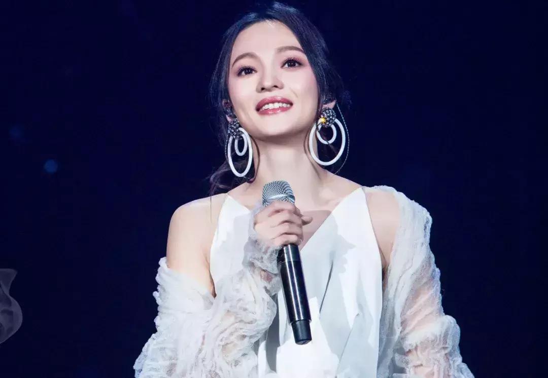 “过气”十年，凭什么她发个问号也能上热搜？
