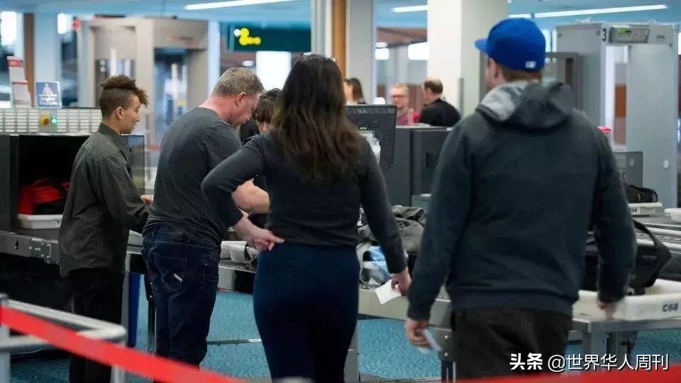 她被加拿大海关强制裸体搜身，扣留14小时，因此患上焦虑症