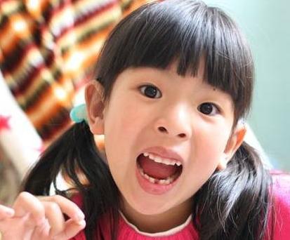 孩子换牙掉下来的牙怎么处理,孩子换牙乳牙不掉有什么好办法