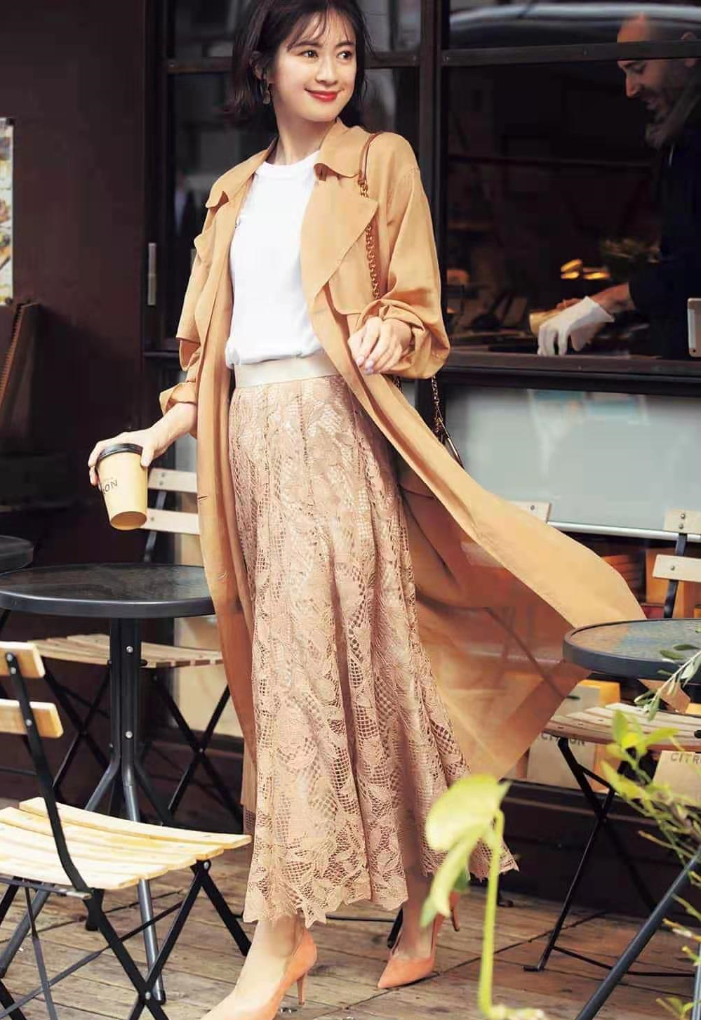 今春又火了一种气质穿搭，叫风衣+裙子，经典时髦还时尚