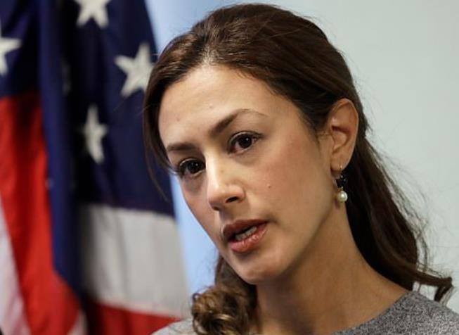 上百伊朗裔美国人美边境被扣，被扣女子：这不对，我孩子是美国人