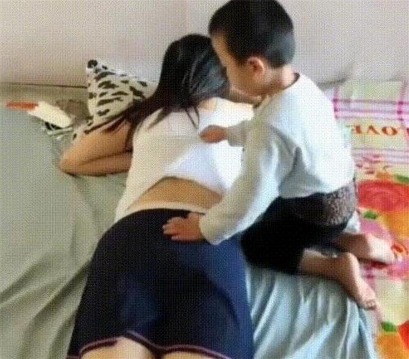 弟弟欺负姐姐妈妈却打姐姐,调皮弟弟捉弄姐姐视频
