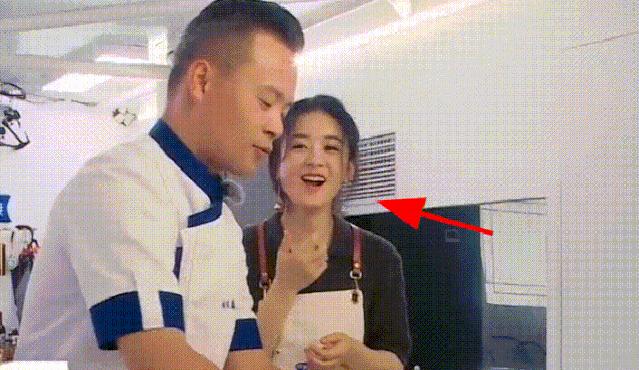 赵丽颖《中餐厅》备菜时舔手指，做菜直接上手，坏习惯太难改