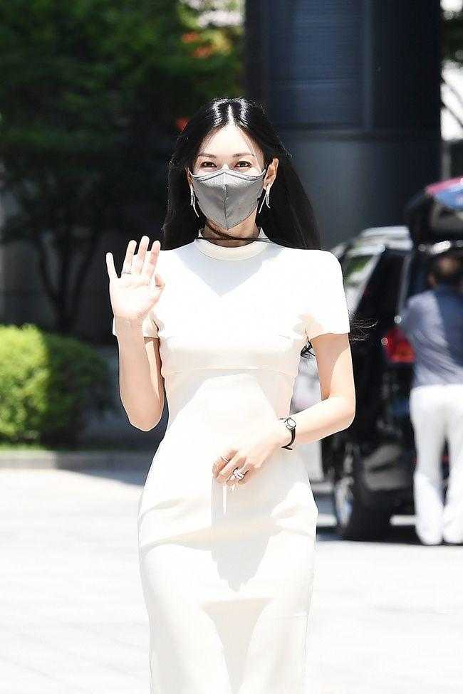 金素妍穿绿色长裙,金素妍黑色裙子