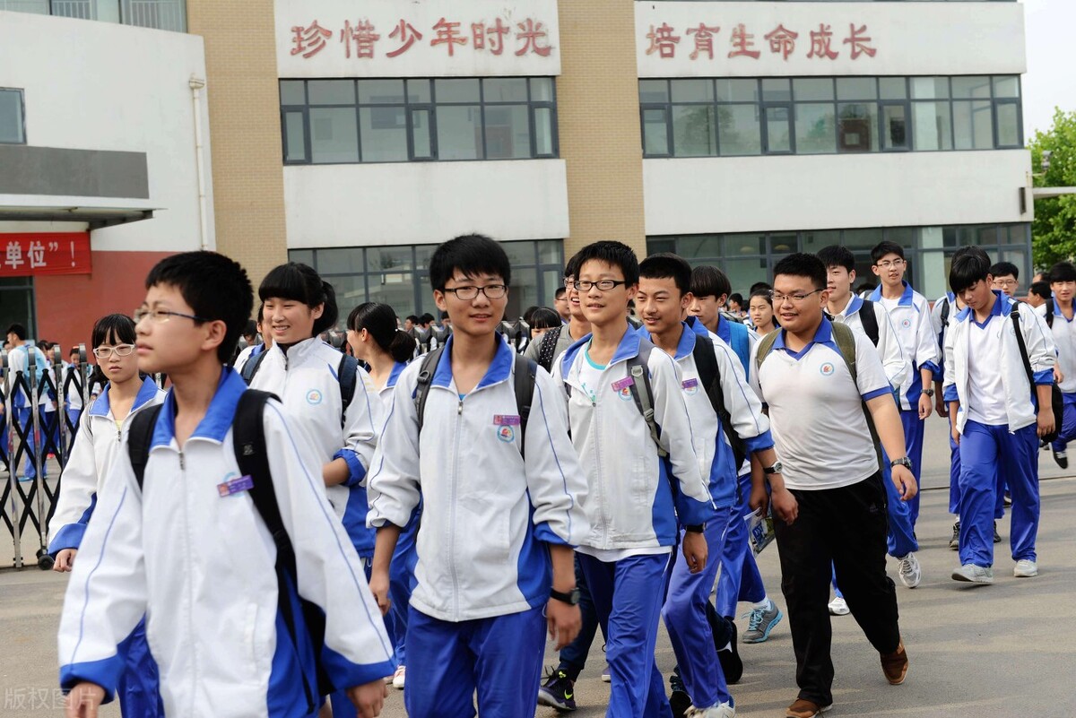 老师该如何处理课堂吵闹的问题,作为新老师课堂秩序很乱怎么办