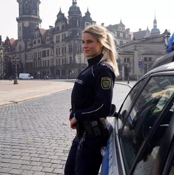 德国街头女警,欧美最火身材女警