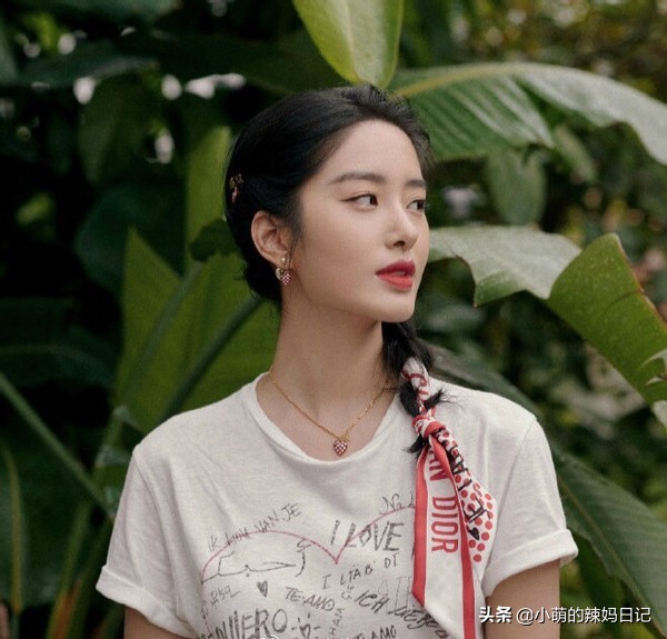 这个春天必学的气质发型,简单又时尚的发带造型