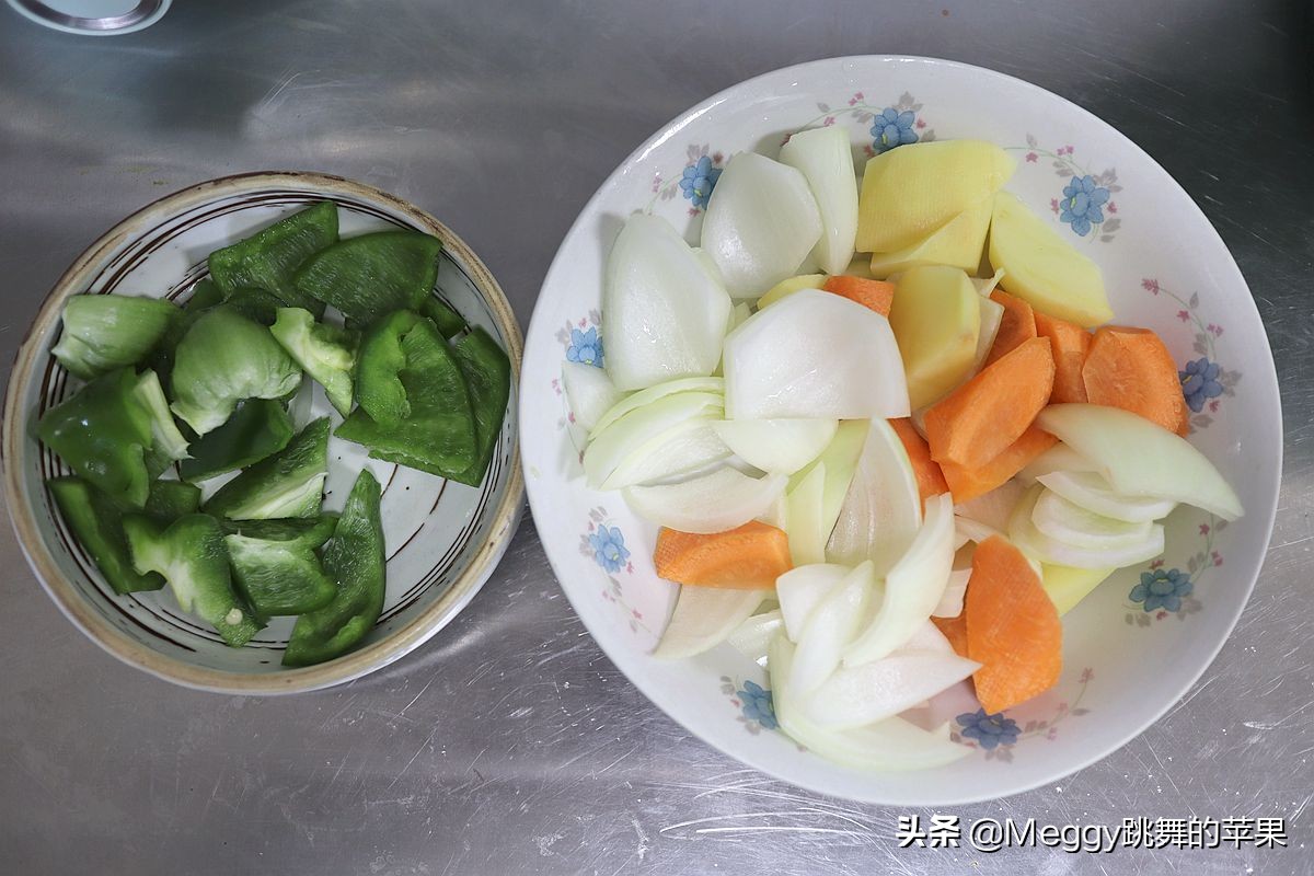 我用半只鸡做了黄焖鸡，3人晚餐硬菜就它了，吃到盆光碗净真满足