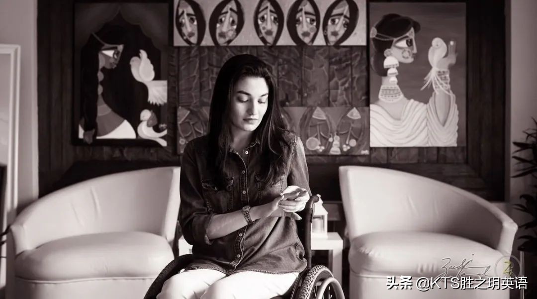 传奇女性MunibaMazari：给我笔和颜料，我想给生活一些色彩