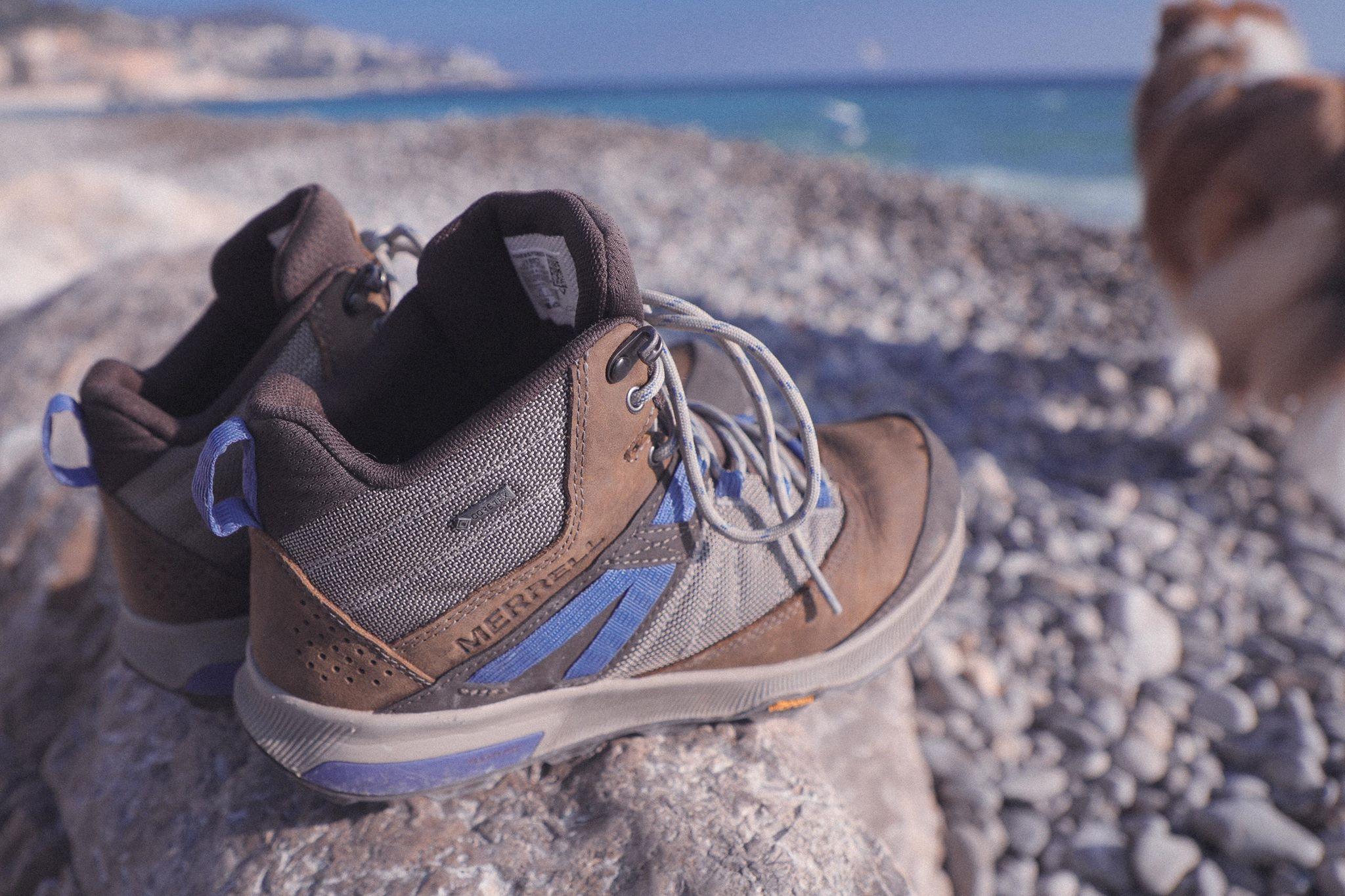 穿着劳保鞋徒步,穿着耐克鞋爬山