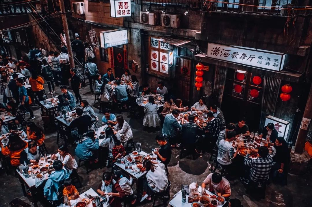 餐饮出现大量排队,食堂迷惑举止