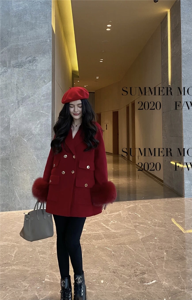 怎么把红色穿出不落俗套的时髦感,红色显土穿什么颜色好看