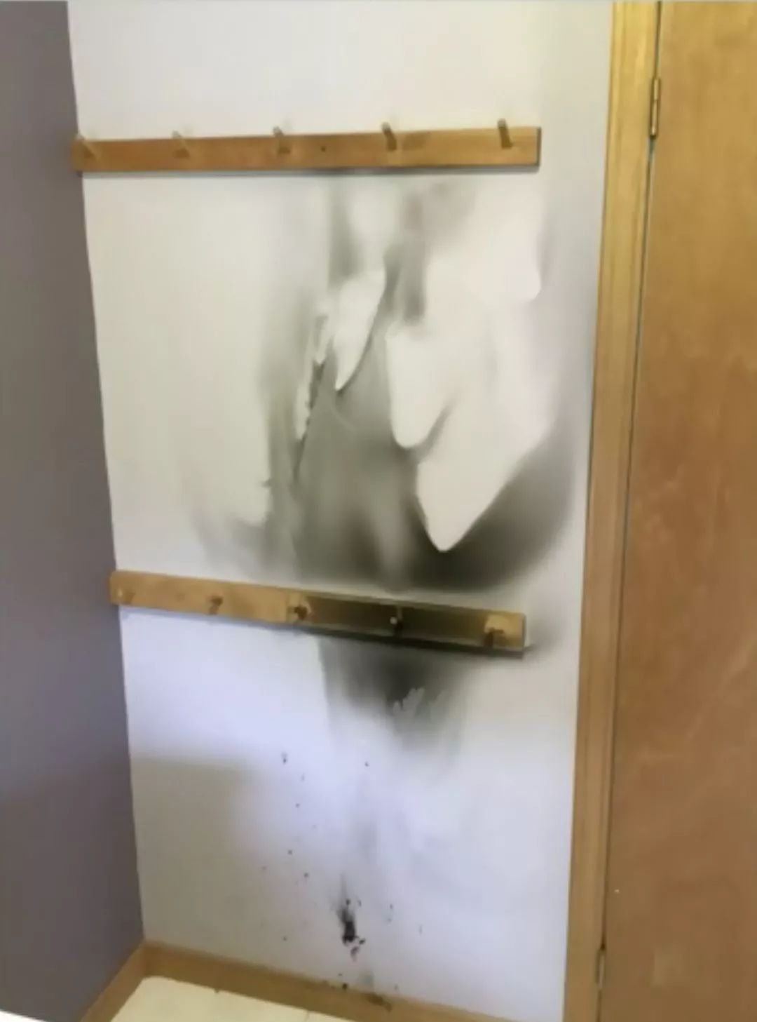 小孩爱穿的鞋,小朋友穿的鞋突然自燃
