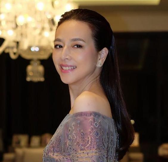 苏提达吃醋了，泰王心动的华裔美女伍伦盼，54岁依然优雅大方