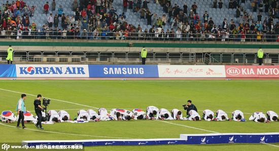 同样是冠军，韩国人撒尿发狂折磨人，日本鞠躬致谢捡垃圾