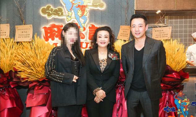 大S婆婆晒礼物生活太富贵！1块火腿值4万？比腰还粗3人才拿动