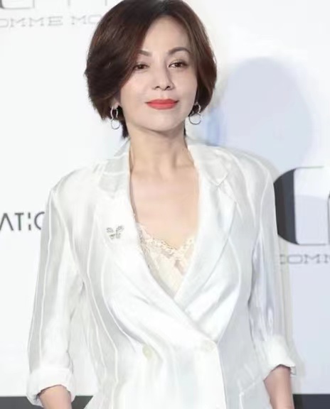 王琳穿高定礼服,47岁王琳穿衣打扮