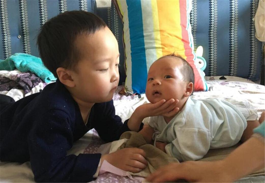 弟弟欺负姐姐妈妈却打姐姐,调皮弟弟捉弄姐姐视频