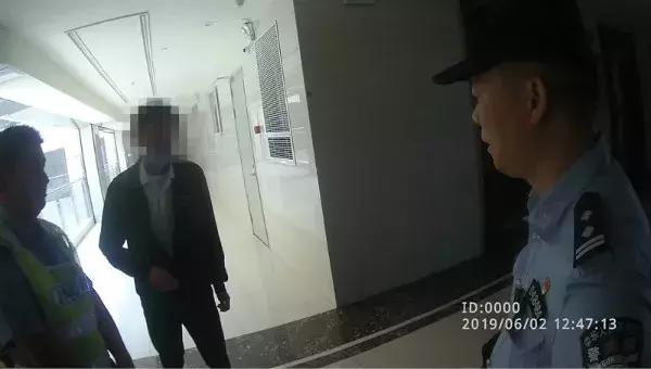 代买水果刀，还要保密？外卖小哥一念之间，救了一条命