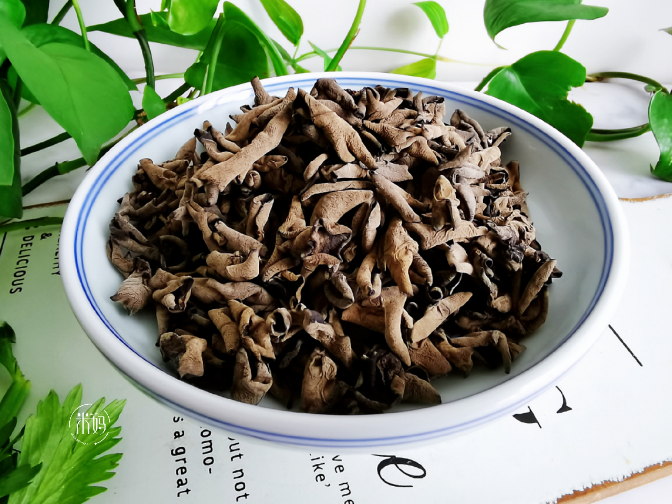 干木耳用冷水泡还是热水泡比较好,教你窍门别再用热水泡木耳了