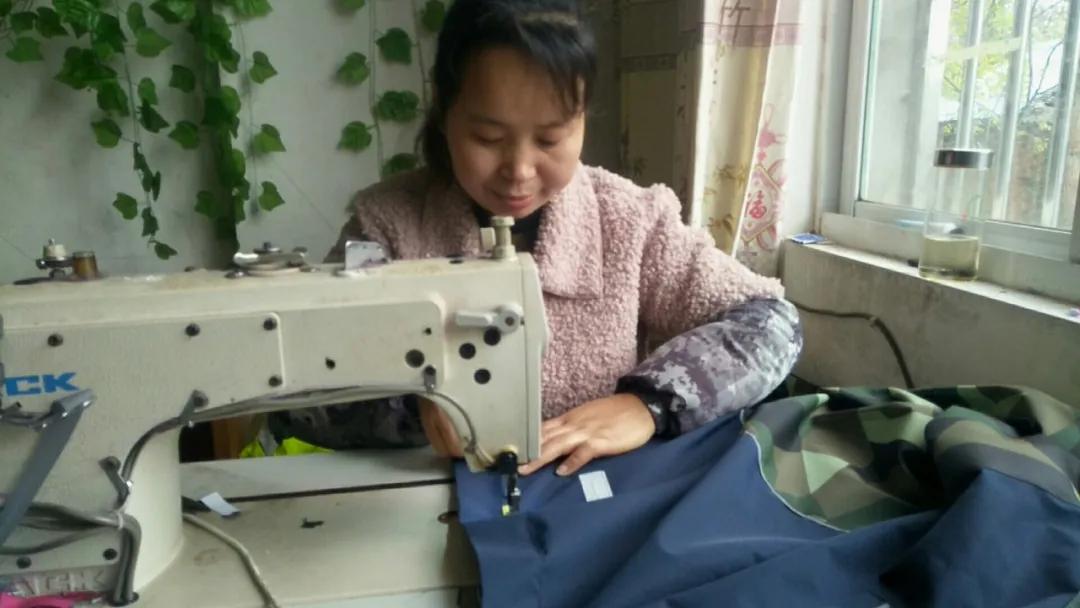 中国女工为世界爆产能：“成不了杨超越，但我给南非总统做过口罩”