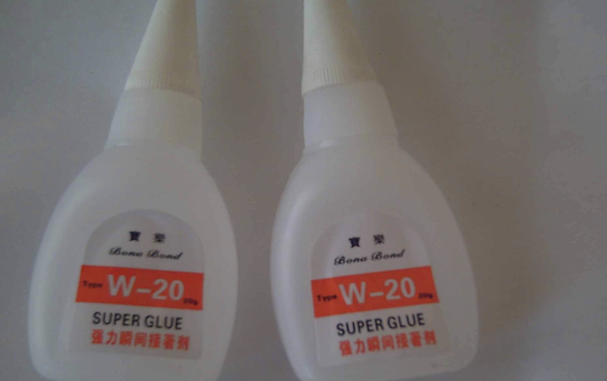 儿童把502胶当眼药水滴进眼睛,3岁宝宝误将502胶水滴到眼中