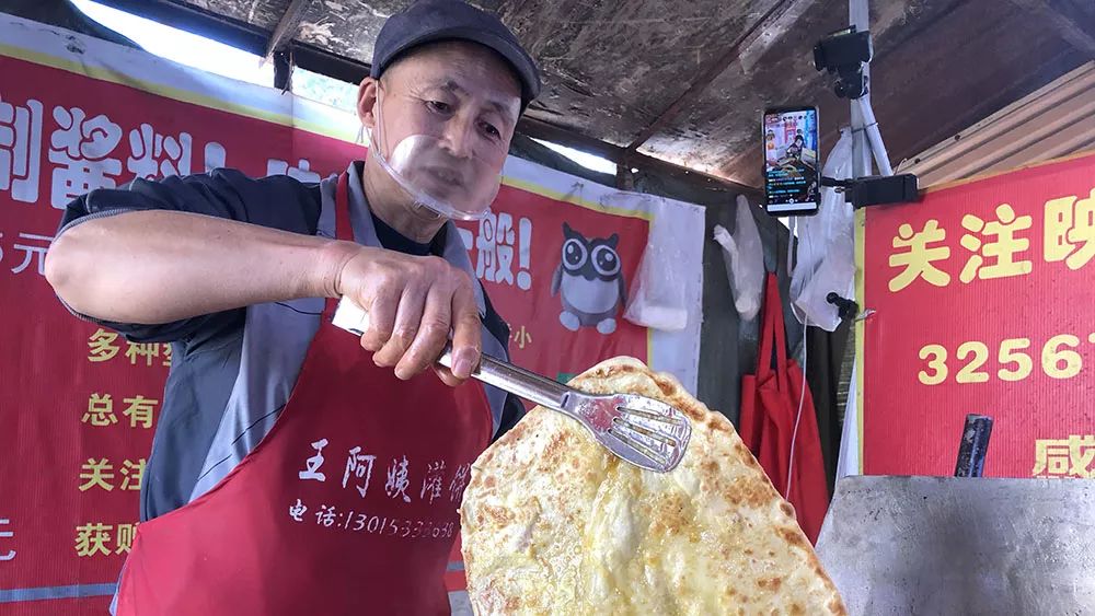 56岁大叔靠唱歌成网红日收入10万,51岁大叔直播卖鸡蛋灌饼成网红