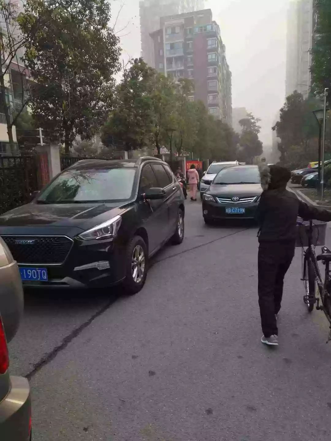「早安·芜湖」中央城C区启动地下车库收费，业主不满怒堵门
