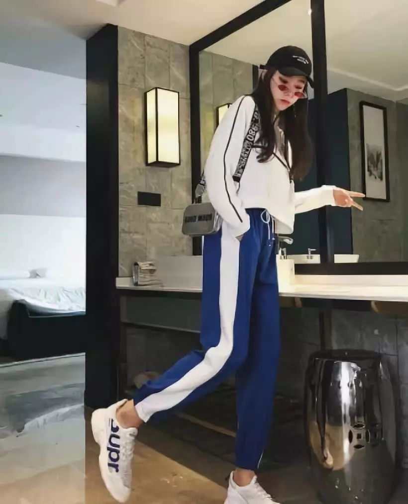 回家之后别无聊！“加绒卫衣+运动裤”看了就心动，图五专属冬天