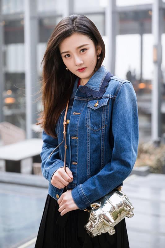 宋祖儿机场红色格子衫配短裤视频,宋祖儿穿大衣内搭露腰装蛮腰抢镜