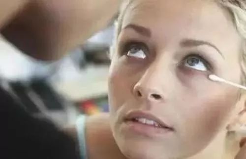 异物入眼切勿用手揉，教你正确去异物的方法！