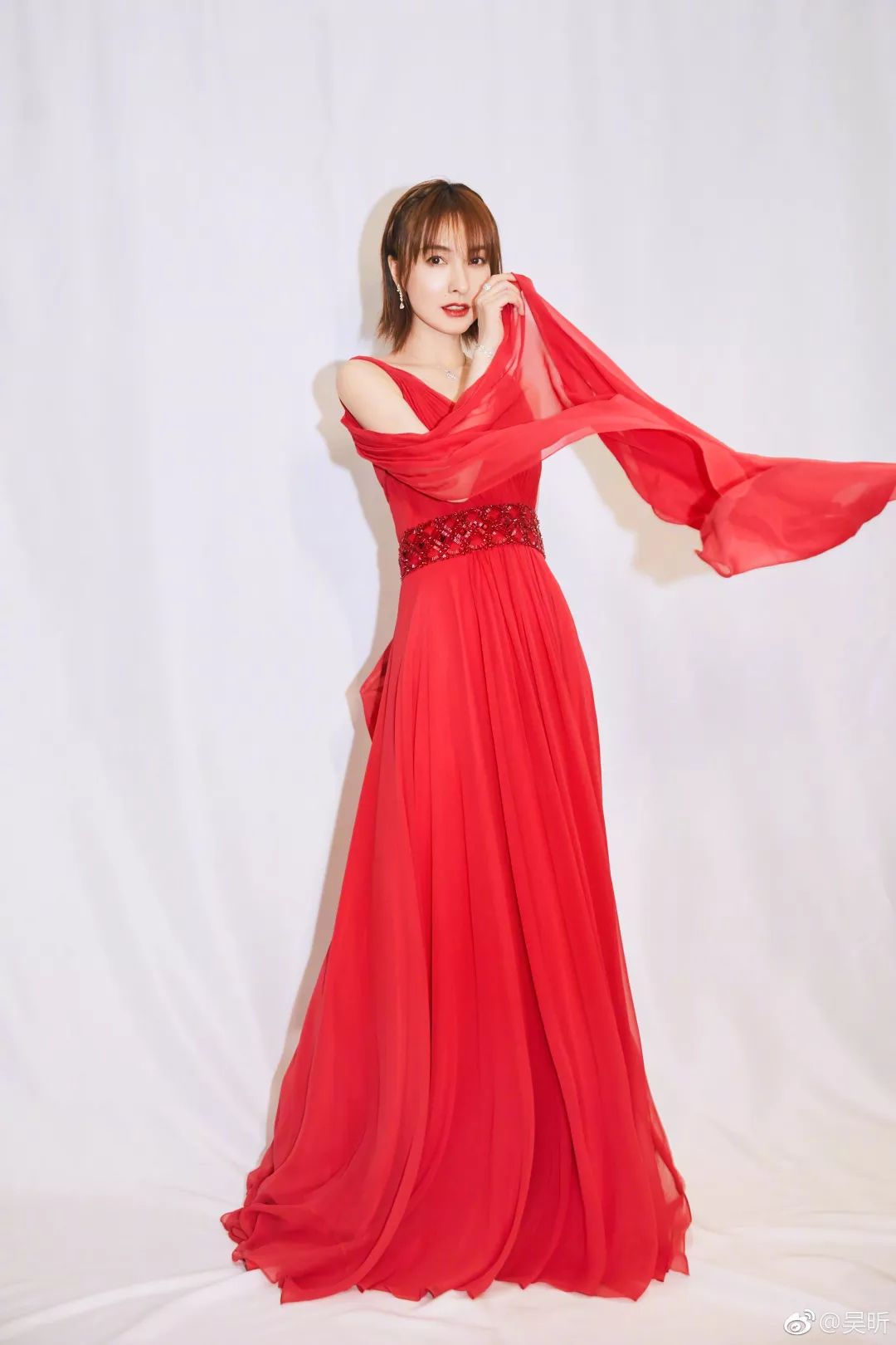 吴昕卖二手衣服被吐槽,吴昕送钟汉良的礼物是真的吗