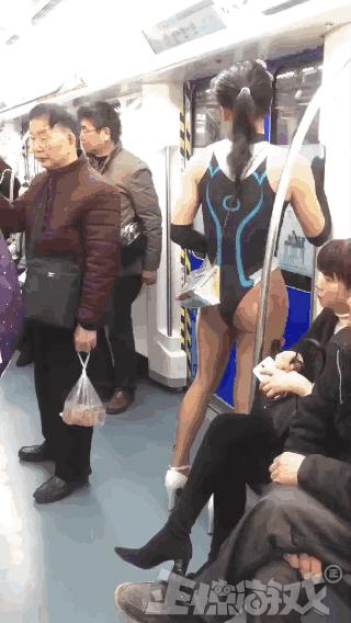 正惊GIF囧图：史上最硬核的学霸，女装大佬是怎么坐地铁的？