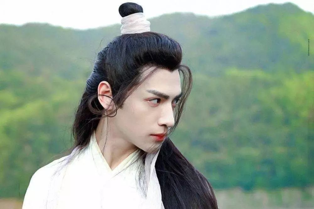 暴晒一天竟变白了？！这款男人最爱的“隐身”黑科技，防晒护肤一瓶搞定，让你秒变小鲜肉
