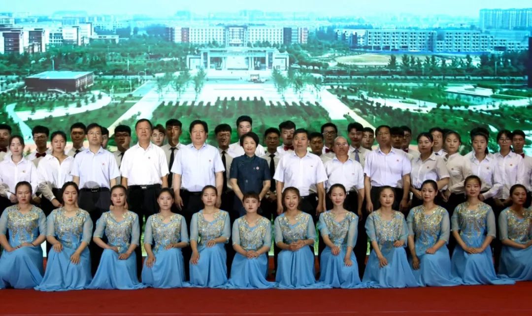再见了我的大学央视纪录片,再见了我的大学诗朗诵